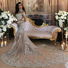 C2020 - BLS989 vestido de novia con escote ilusión y manga larga con cuentas de cristal swarovski