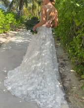 C2022-AL022 - Vestido de novia evasé con tirantes finos y motivo floral