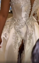 C2022-FBS887 - Robe de mariée à un bras avec perles de cristal et fente avec robe de bal amovible