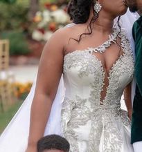 C2022-FBS887 - Robe de mariée à un bras avec perles de cristal et fente avec robe de bal amovible