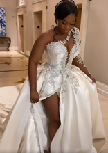 C2022-FBS887 - Robe de mariée à un bras avec perles de cristal et fente avec robe de bal amovible