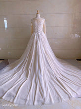 Robes de mariée grande taille avec décolleté illusion et manches