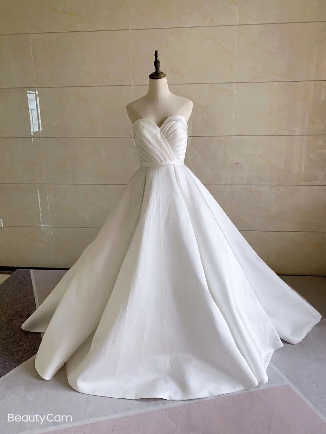 Robe de mariée trapèze sans bretelles simple et élégante 