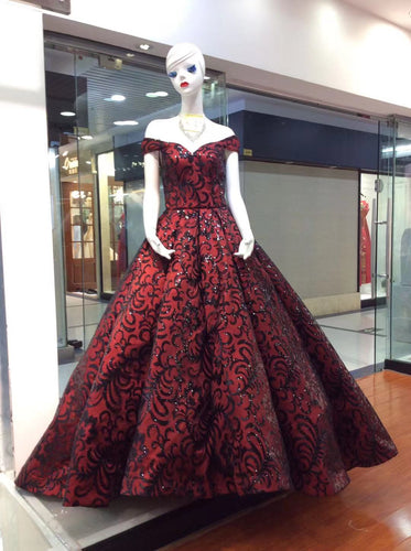 Style C2020-fb990 - Robe de bal formelle rouge et noire à épaules dénudées